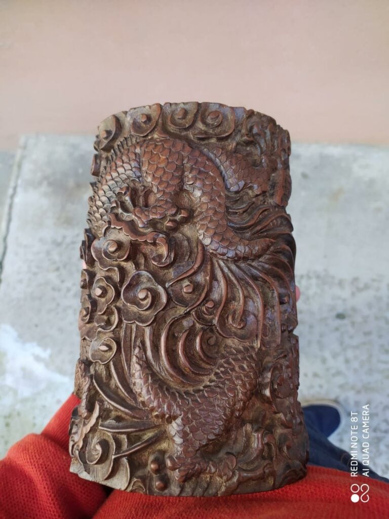 POT A PINCEAUX EN BAMBOU, BITONG - Chine, Vers 1900 - Il sculpté en creux d'un…