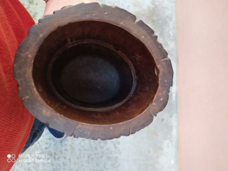POT A PINCEAUX EN BAMBOU, BITONG - Chine, Vers 1900 - Il sculpté en creux d'un…