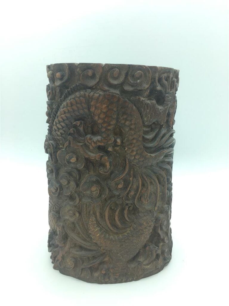 POT A PINCEAUX EN BAMBOU, BITONG - Chine, Vers 1900 - Il sculpté en creux d'un…