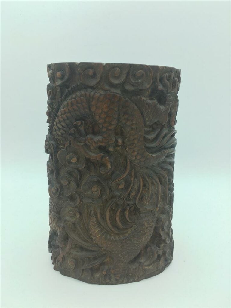 POT A PINCEAUX EN BAMBOU, BITONG - Chine, Vers 1900 - Il sculpté en creux d'un…