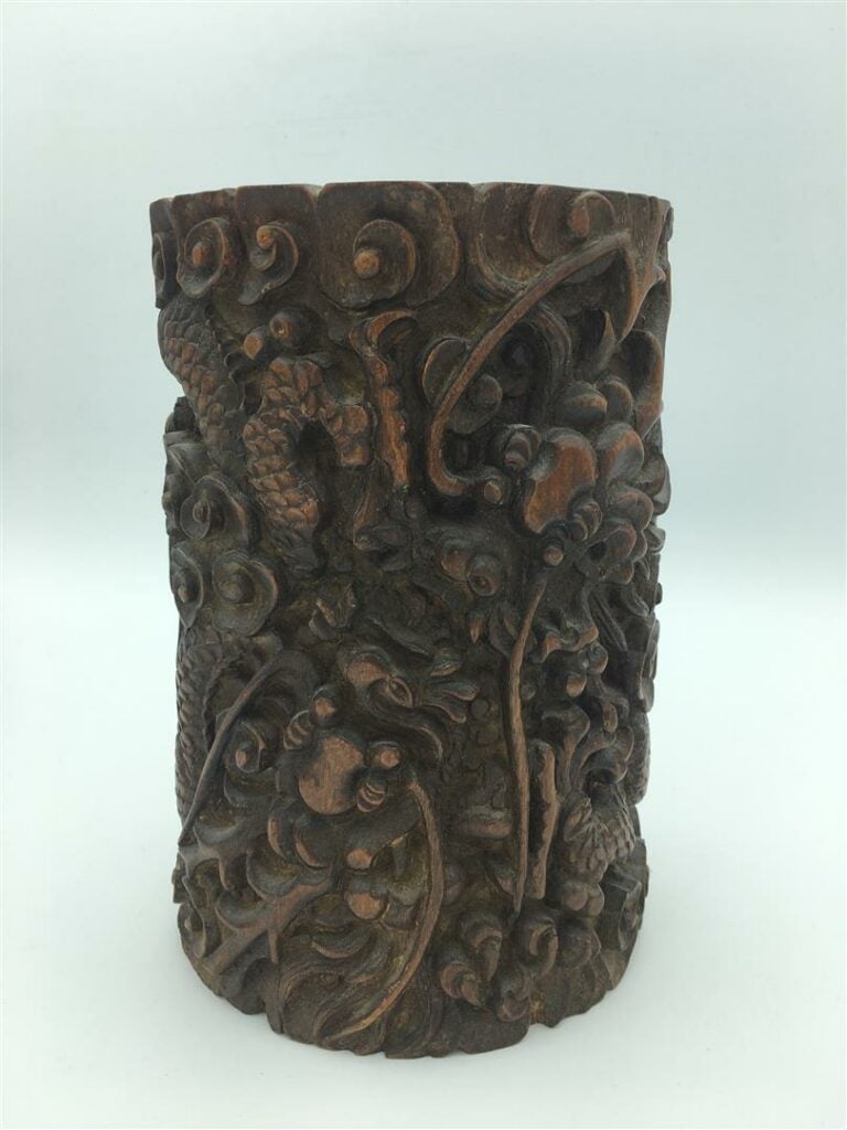 POT A PINCEAUX EN BAMBOU, BITONG - Chine, Vers 1900 - Il sculpté en creux d'un…
