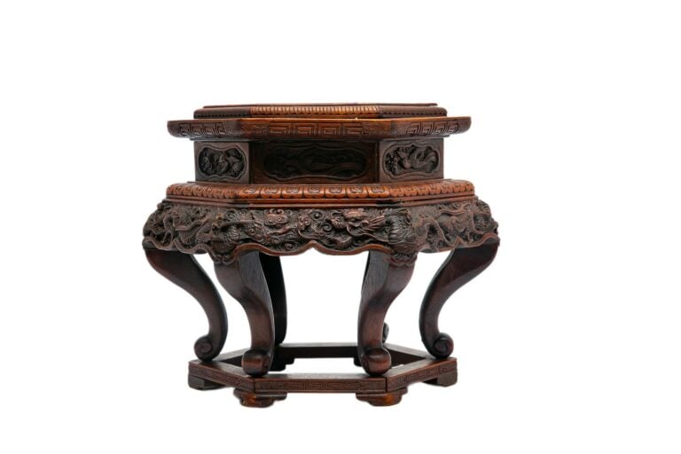 SOCLE EN BOIS INDIGENE A DECOR SCULPTE DE DRAGONS ET DE PHENIX - Chine ou Vietn…