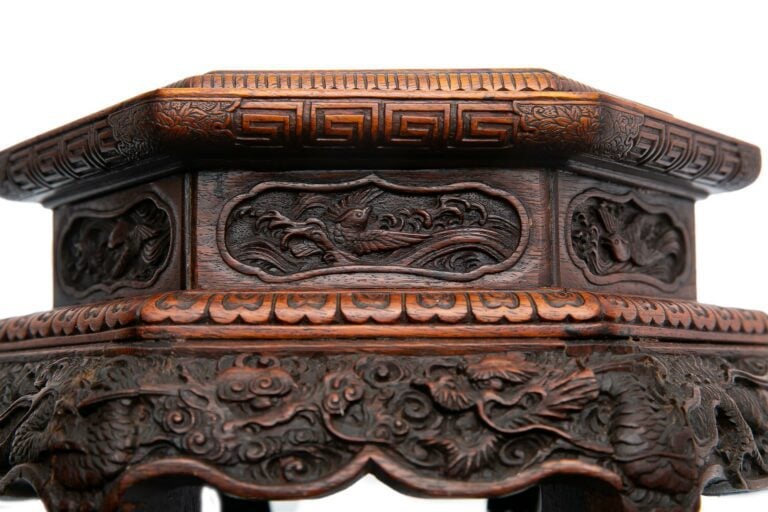 SOCLE EN BOIS INDIGENE A DECOR SCULPTE DE DRAGONS ET DE PHENIX - Chine ou Vietn…