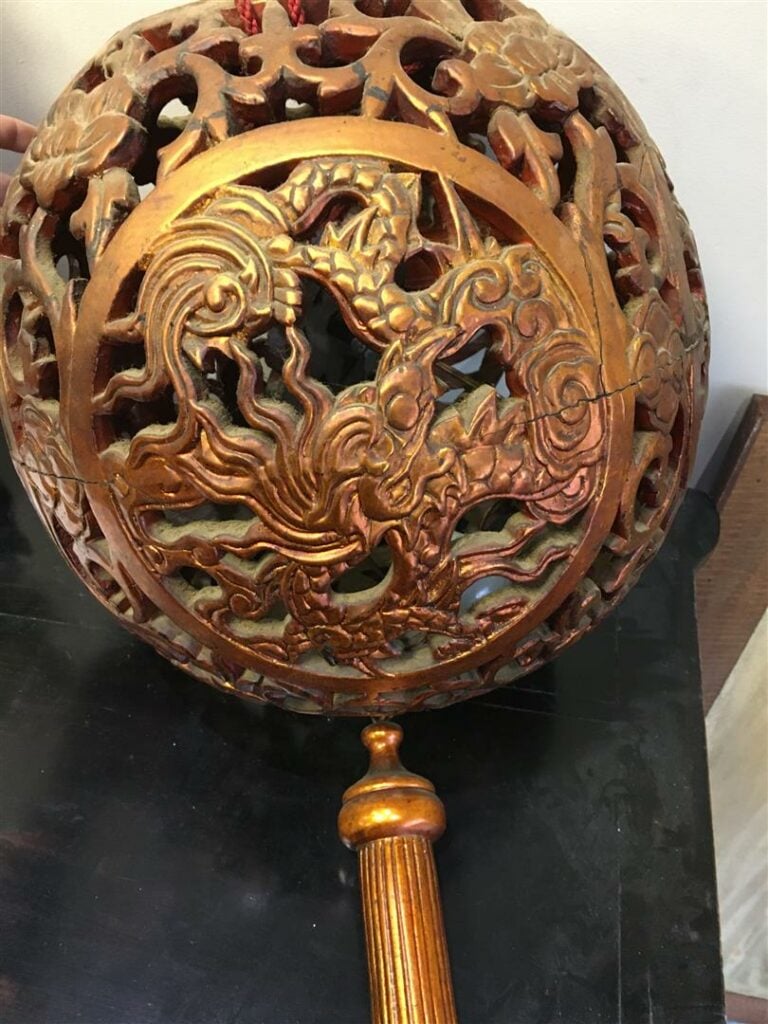 SPHERE / SUSPENSION EN BOIS DORE - Vietnam / Indochine, XXe siècle - A décor sc…