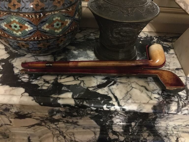 Pipe en écume de mer, le fourneau en écume de mer, l'embout en ambre, dans son…