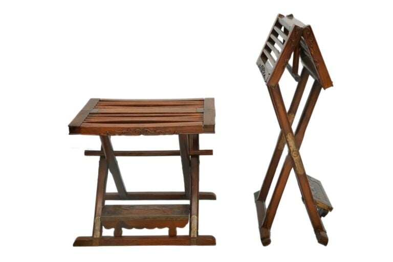PAIRE DE TABLES D'APPOINT PLIANTES - Chine, Moderne - Faite d'un bois vernis /…