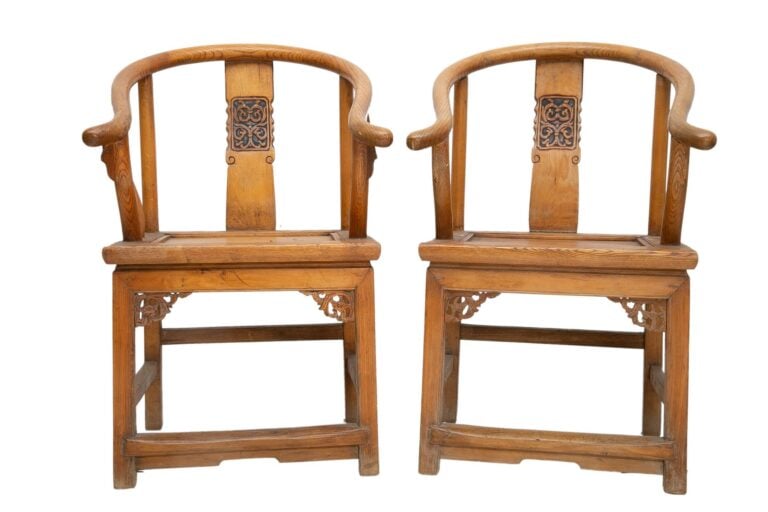 PAIRE DE FAUTEUILS EN BOIS NATUREL A DOSSIER EN FORME DE FER A CHEVAL, QUANYI -…
