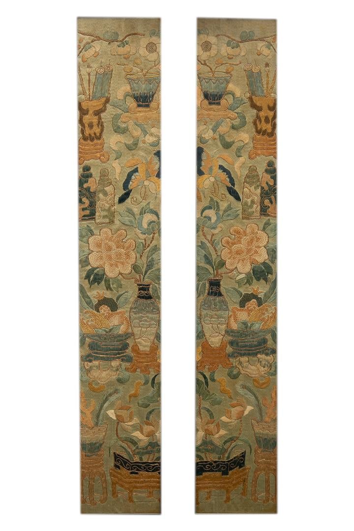 LOT DE DEUX (2) BRODERIES - Chine - Toutes deux encadrées à l'identique (au dos…