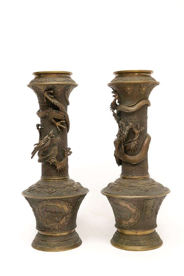 PAIRE DE VASES EN BRONZE AUX DRAGONS - Japon, Showa - A panse compressée, épaul…