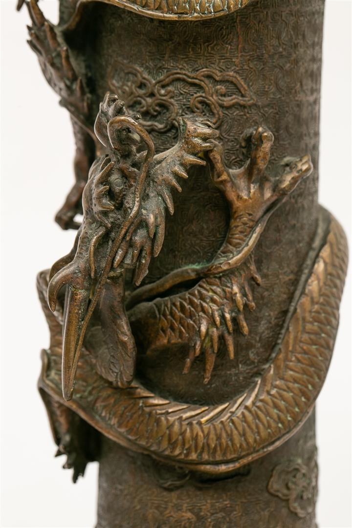 PAIRE DE VASES EN BRONZE AUX DRAGONS - Japon, Showa - A panse compressée, épaul…