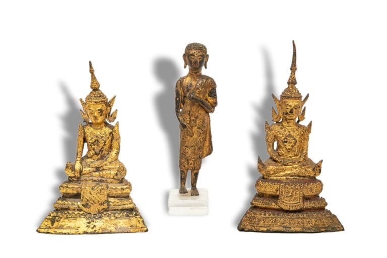 LOT DE TROIS (3) BOUDDHAS EN ALLIAGE CUIVREUX LAQUE OR - Thaïlande, Ratanakosin…