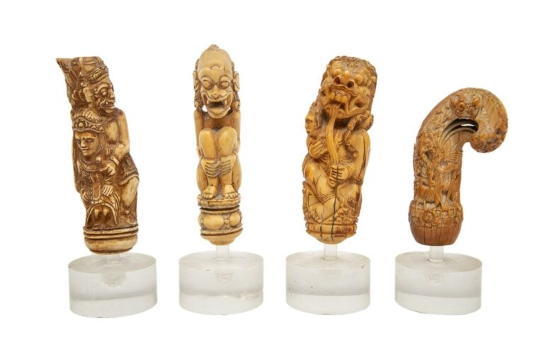 LOT D'OBJETS MALAIS: - Il comprend: - - 4 KRISS sculptés - - 3 couteaux d'Arec