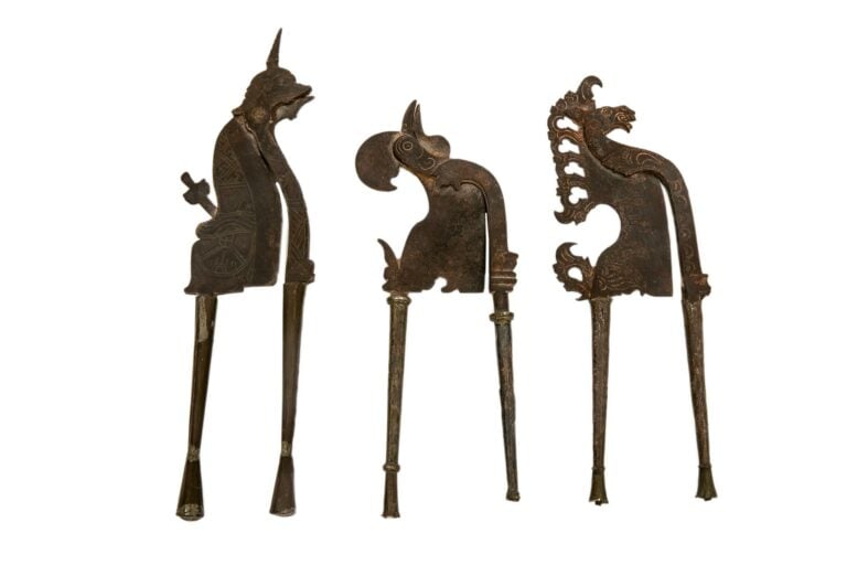 LOT D'OBJETS MALAIS: - Il comprend: - - 4 KRISS sculptés - - 3 couteaux d'Arec