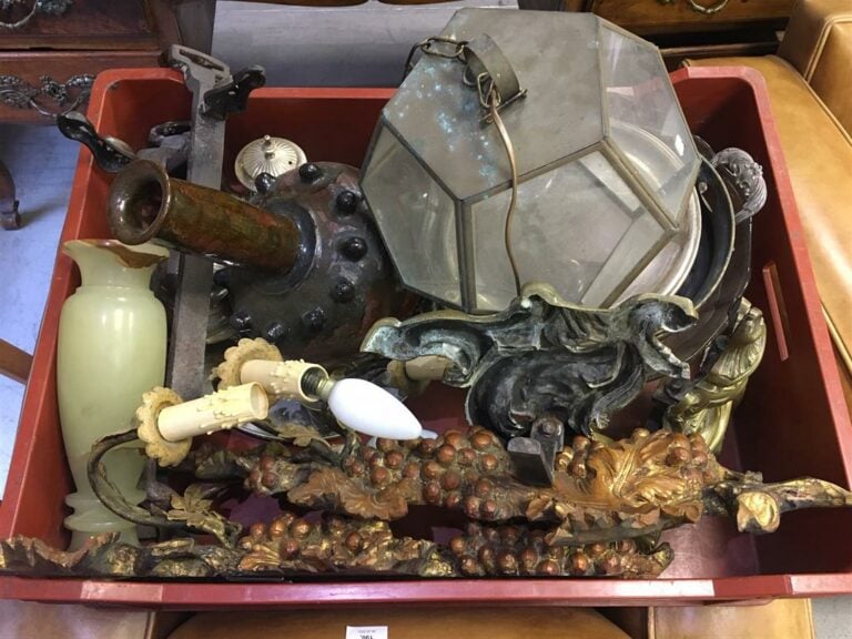 Mannette d'objets divers, chenets, suspension (en l'état)