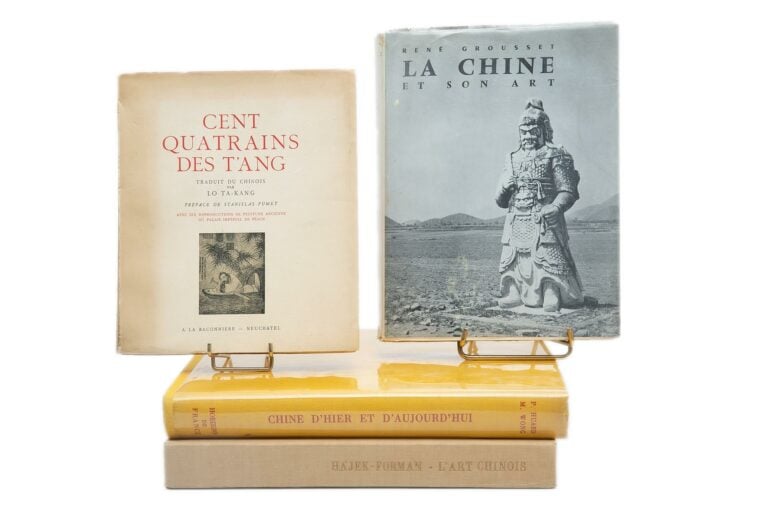 DOCUMENTATION - LOT DE QUATRE (4) LIVRES AUTOUR DE LA CHINE - Il comprend: - -…