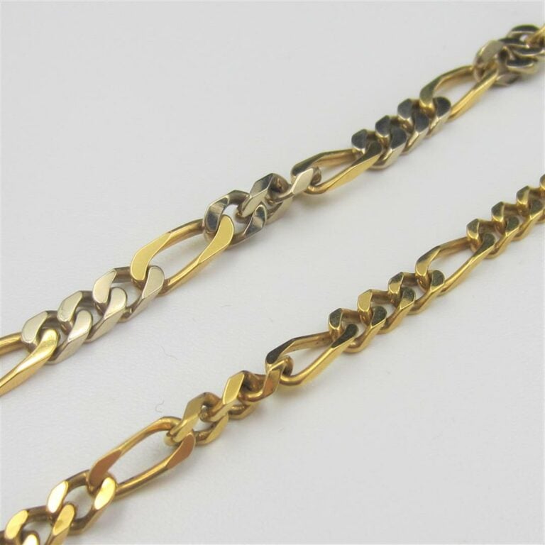 Deux BRACELETS en or jaune et or gris (750 millièmes) à maille gourmette limée…