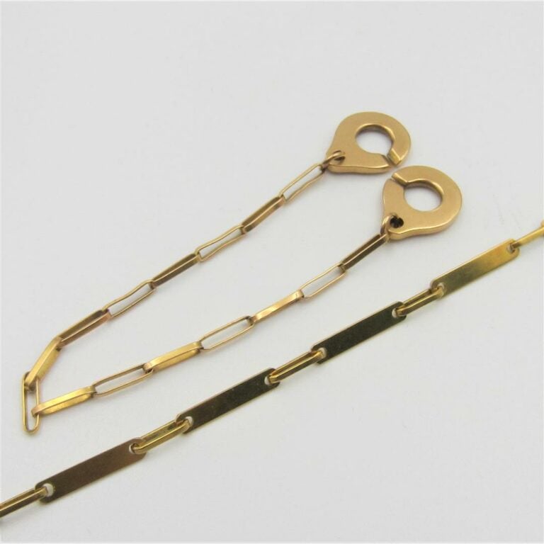 Deux BRACELETS en or jaune (750 millièmes) à maille plate, dont un fermoir « me…