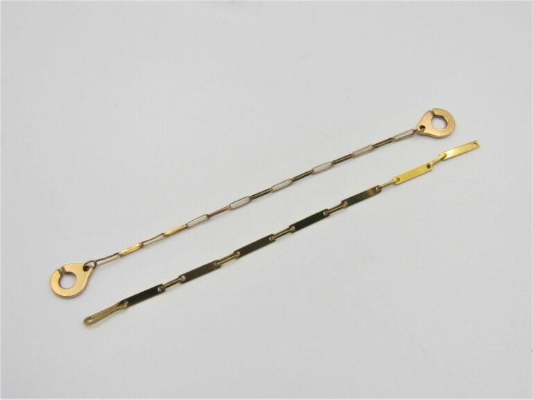 Deux BRACELETS en or jaune (750 millièmes) à maille plate, dont un fermoir « me…