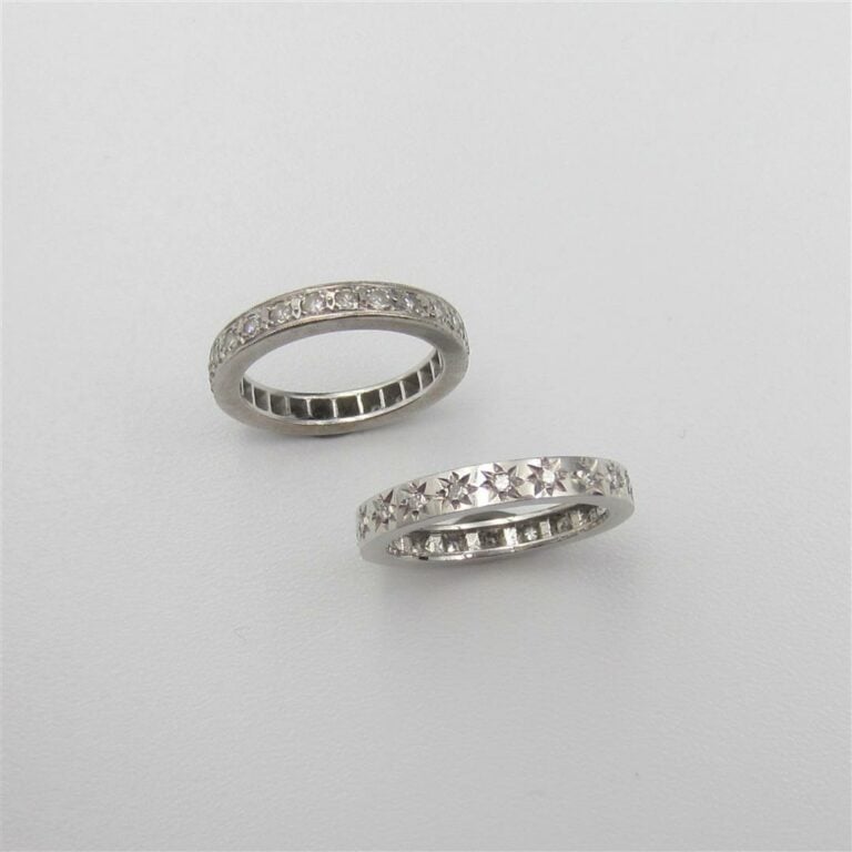 Deux ALLIANCES en or gris (750 millièmes) serti de diamants taille 8/8, dont un…