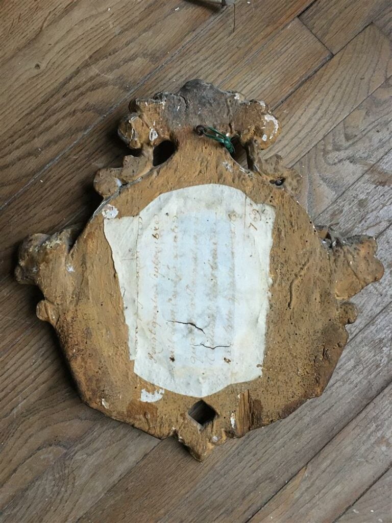 Plaque de lumière en bois doré (bras de lumière manquant). - XVIIIème siècle.…