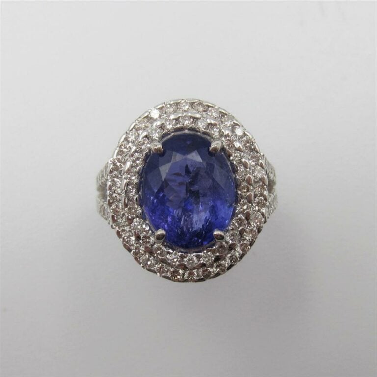 BAGUE ovale en or gris (750 millièmes) ajouré serti d'une tanzanite pesant 3,7…