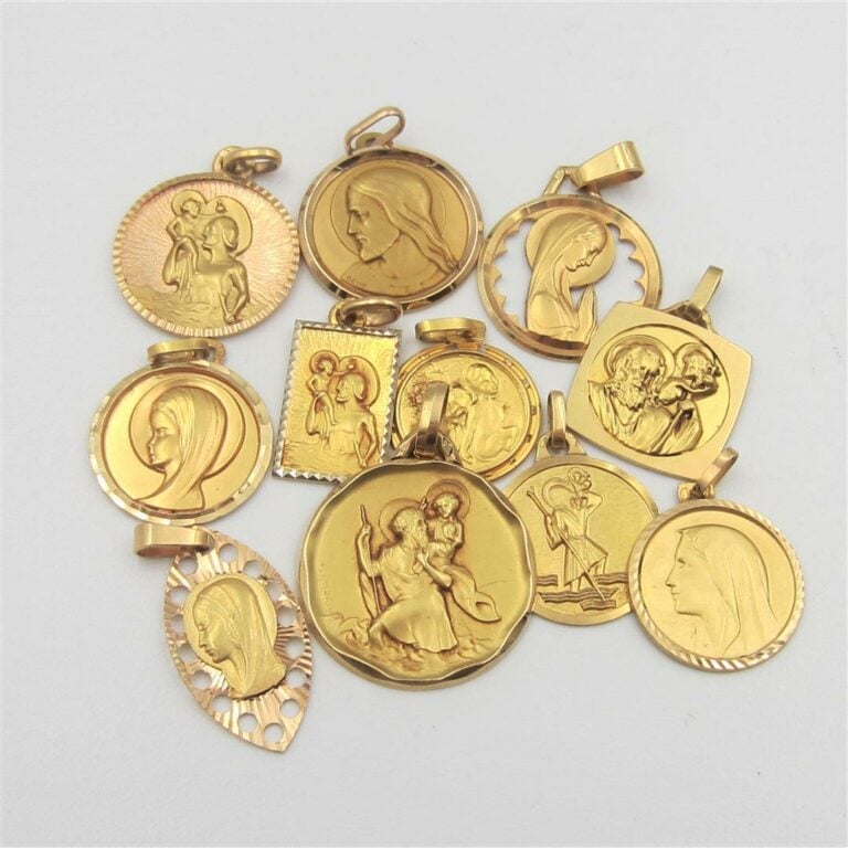 Onze MEDAILLES religieuses en or jaune et or gris (750 millièmes) ciselé et gui…