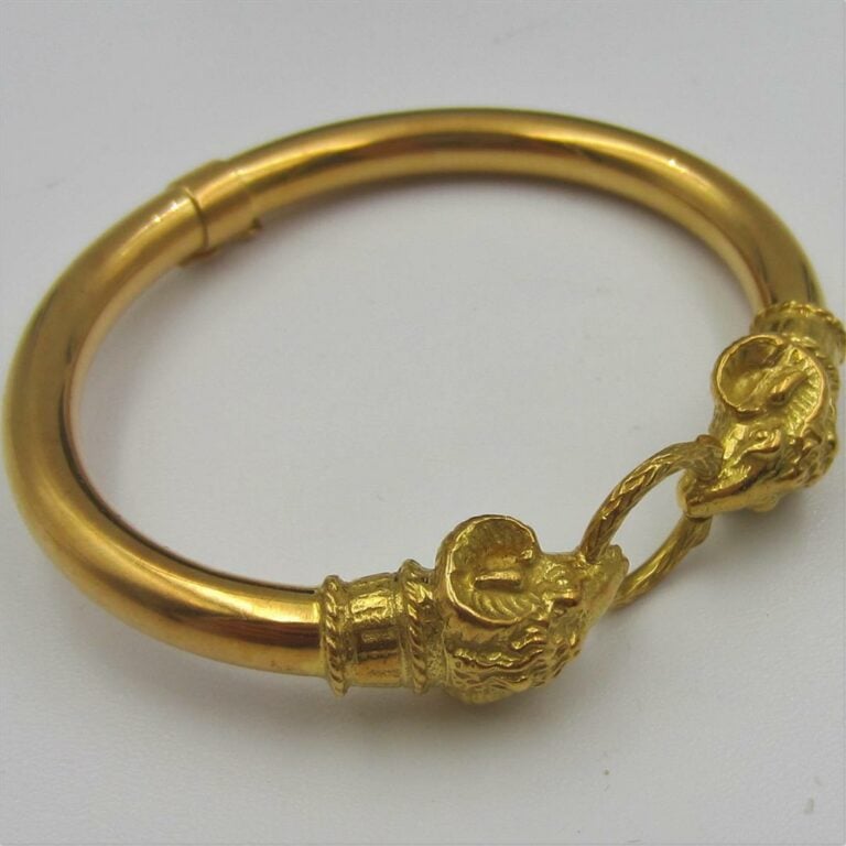 BRACELET tubulaire rigide ouvrant en or jaune (750 millièmes) terminé par deux…