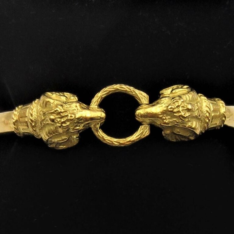 BRACELET tubulaire rigide ouvrant en or jaune (750 millièmes) terminé par deux…
