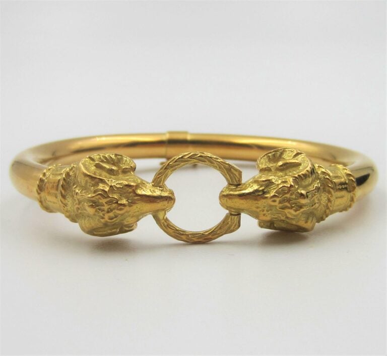 BRACELET tubulaire rigide ouvrant en or jaune (750 millièmes) terminé par deux…