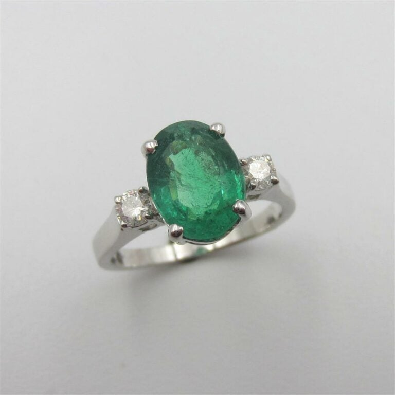 BAGUE en or gris (750 millièmes) serti d'une émeraude de forme ovale pesant 2,7…