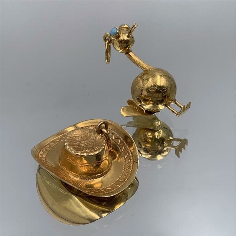 Deux PENDENTIFS en or jaune et or rose (750 millièmes) ciselé représentant un o…