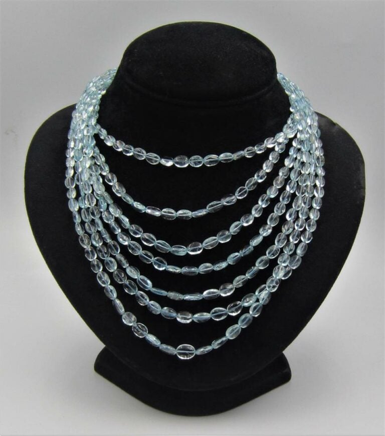 COLLIER composé de sept rangs de perles ovales d'aigues-marines montés sur fils…