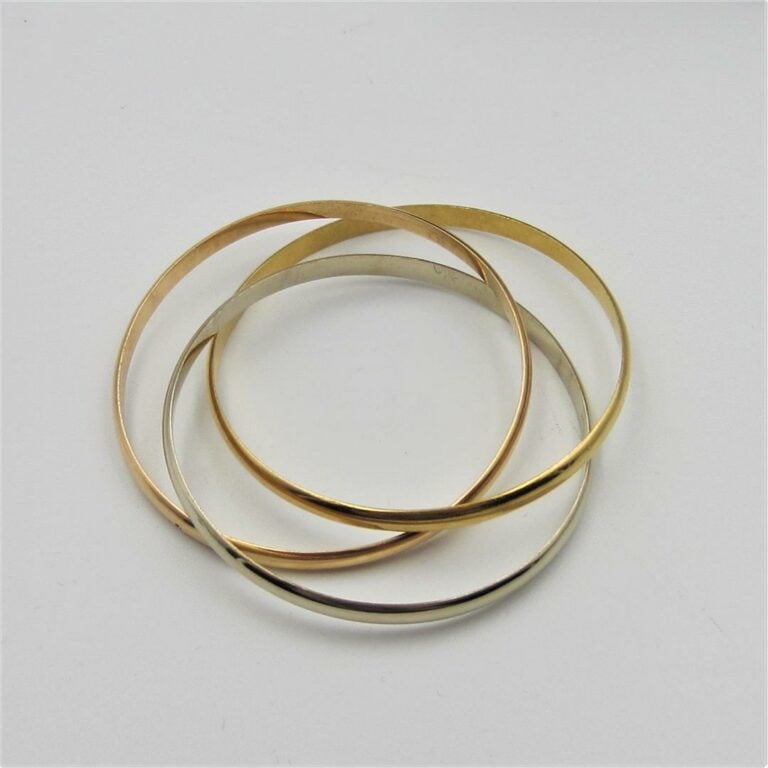BRACELET rigide trois anneaux trois ors (750 millièmes). - Long. : 20 cm enviro…