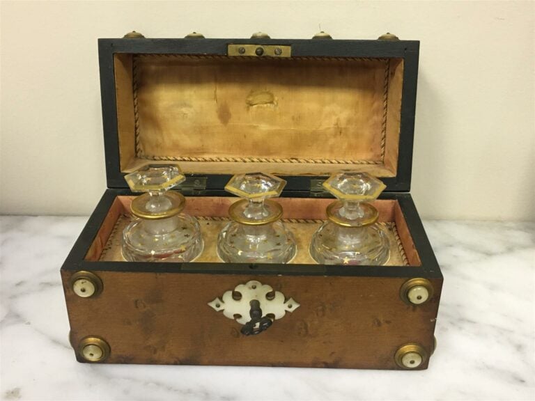 Ensemble de trois flacons en verre à motif de filets et étoiles dorés, dans leu…