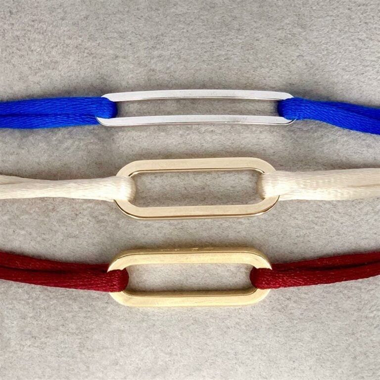 DINH VAN - Trois BRACELETS, modèles « Maillon » en or jaune, or rose et or gris…