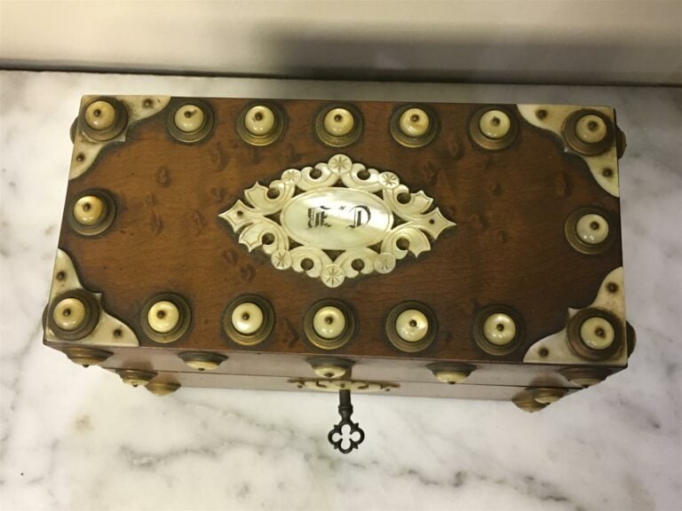 Ensemble de trois flacons en verre à motif de filets et étoiles dorés, dans leu…