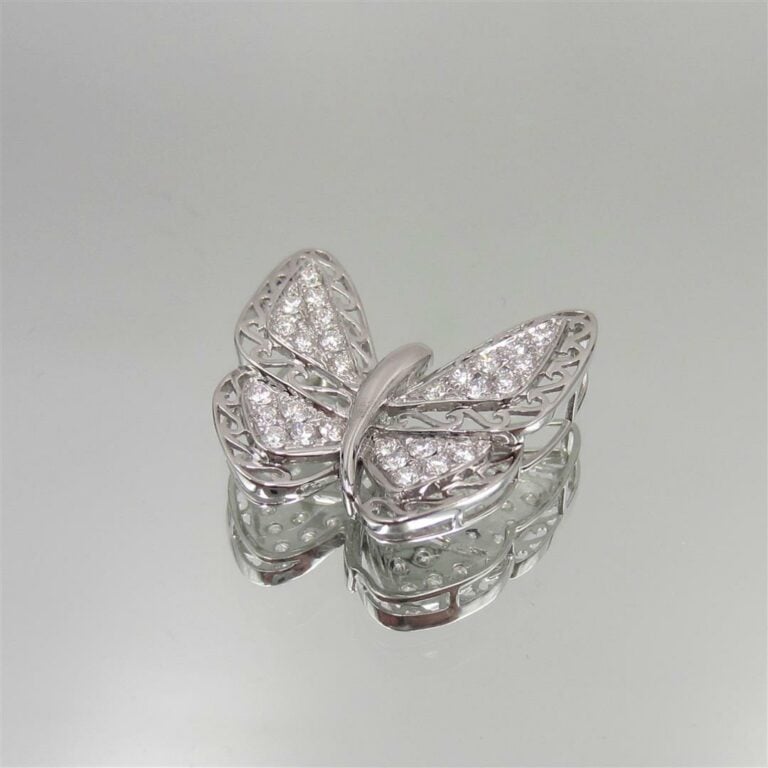 PENDENTIF " papillon " en or gris (750 millièmes) ajouré, serti de diamants tai…