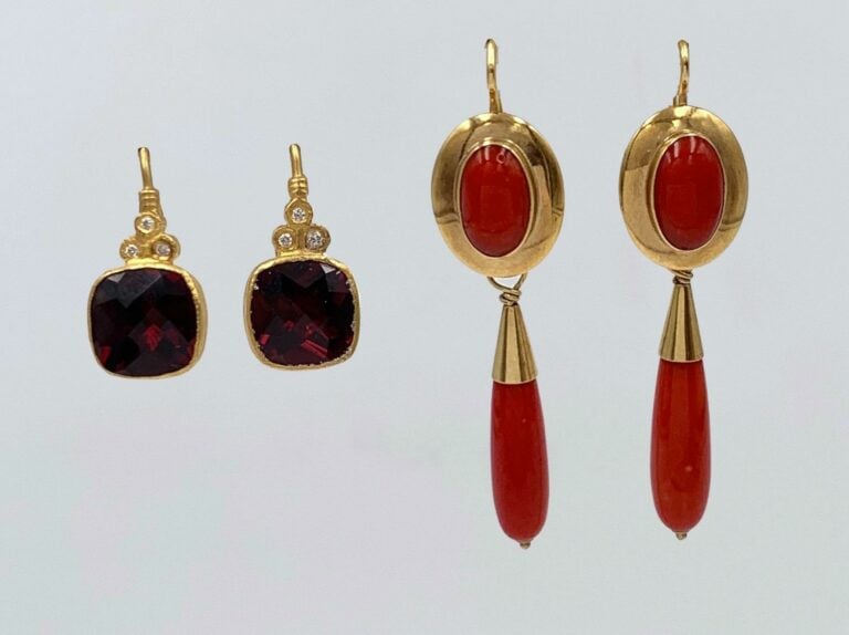 Paire de BOUCLES d'OREILLES en or jaune (750 millièmes) ornée de cabochon et go…