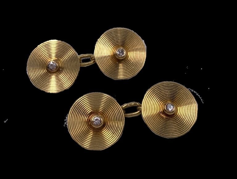 Paire de BOUTONS de MANCHETTES circulaires en or jaune (750 millièmes) guilloch…