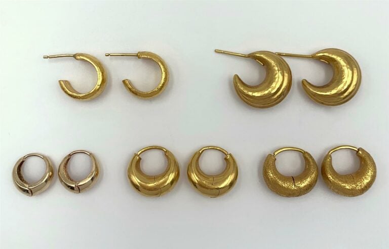 LOT de cinq paires de BOUCLES d'OREILLES comprenant : - - trois " créoles " en…