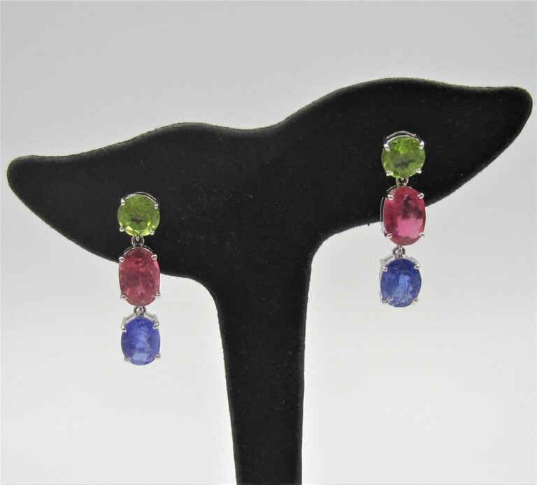 Paire de PENDANTS d'OREILLES en or gris (750 millièmes) serti d'un péridot, une…