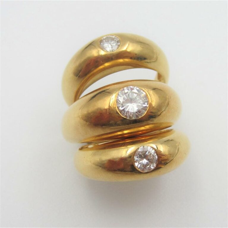 Trois BAGUES " joncs " en or jaune (750 millièmes) chacune sertie d'un diamant…