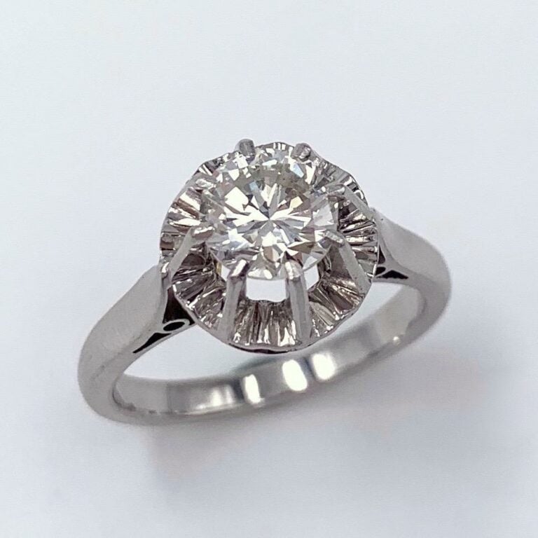 BAGUE solitaire en platine (950 millièmes) et or gris (750 millièmes) serti d'u…