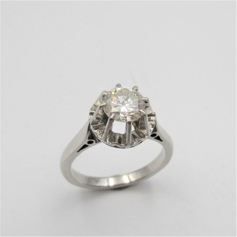 BAGUE solitaire en platine (950 millièmes) et or gris (750 millièmes) serti d'u…