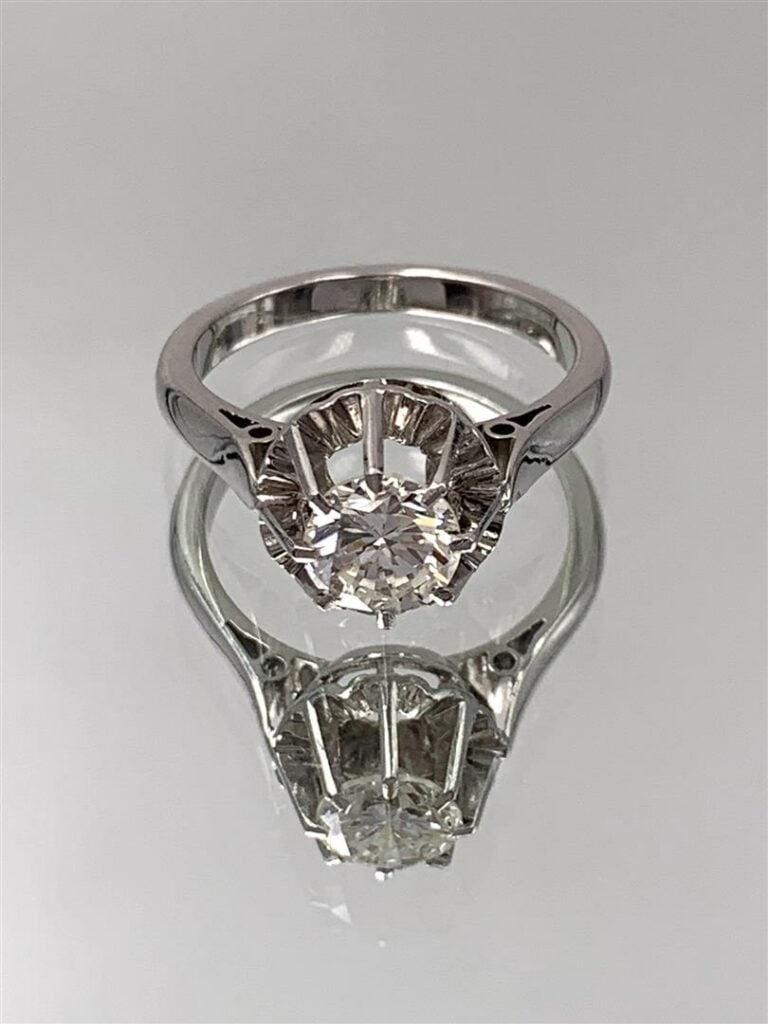 BAGUE solitaire en platine (950 millièmes) et or gris (750 millièmes) serti d'u…