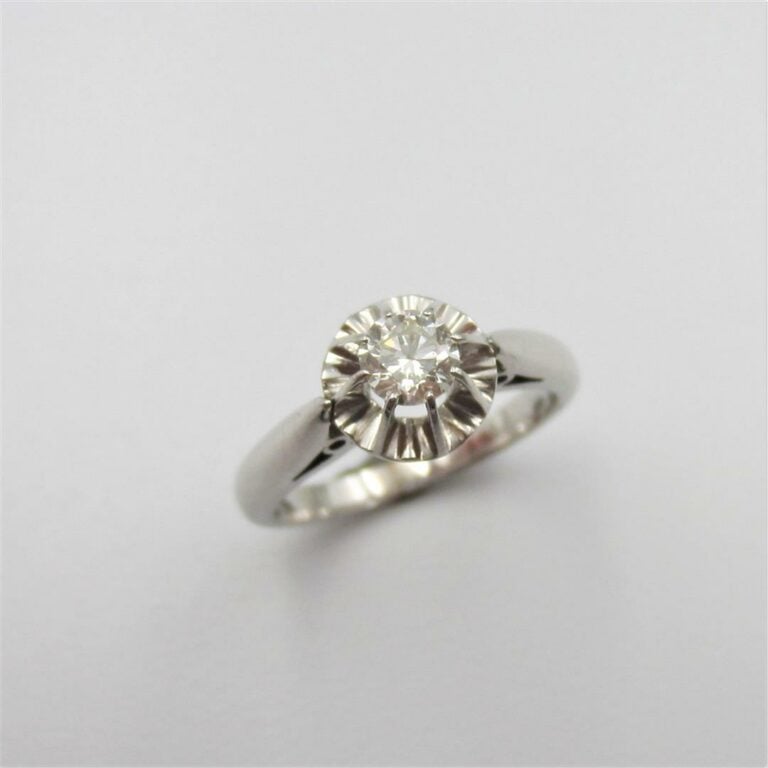 BAGUE solitaire en platine (950 millièmes) et or gris (750 millièmes) serti d'u…