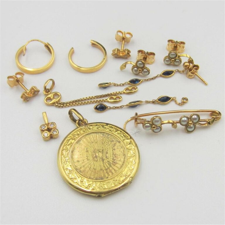 LOT en or jaune (750 millièmes) comprenant BOUCLES D'OREILLES et PENDENTIFS par…