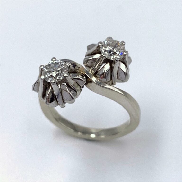 BAGUE « toi et moi » en or gris (750 millièmes), serti de deux diamants taille…