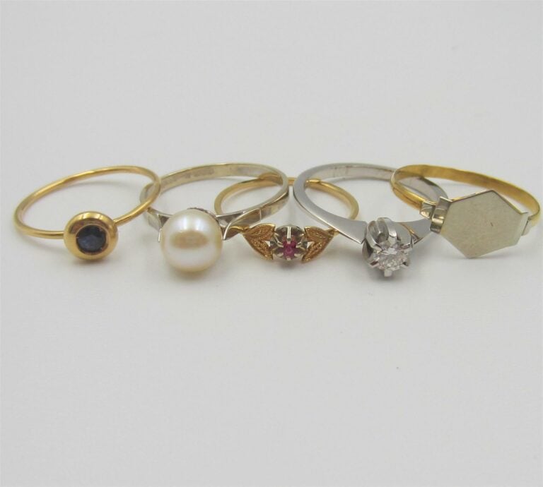 LOT en or jaune et or gris (750 millièmes) comprenant : - - une BAGUE solitaire…
