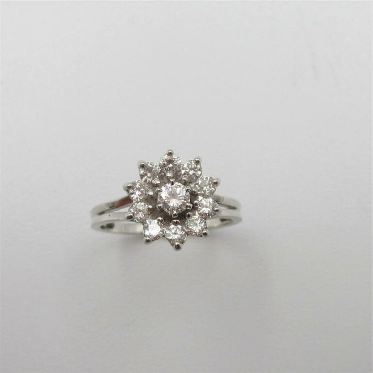 BAGUE « marguerite » en or gris (750 millièmes) serti de onze diamants taille b…